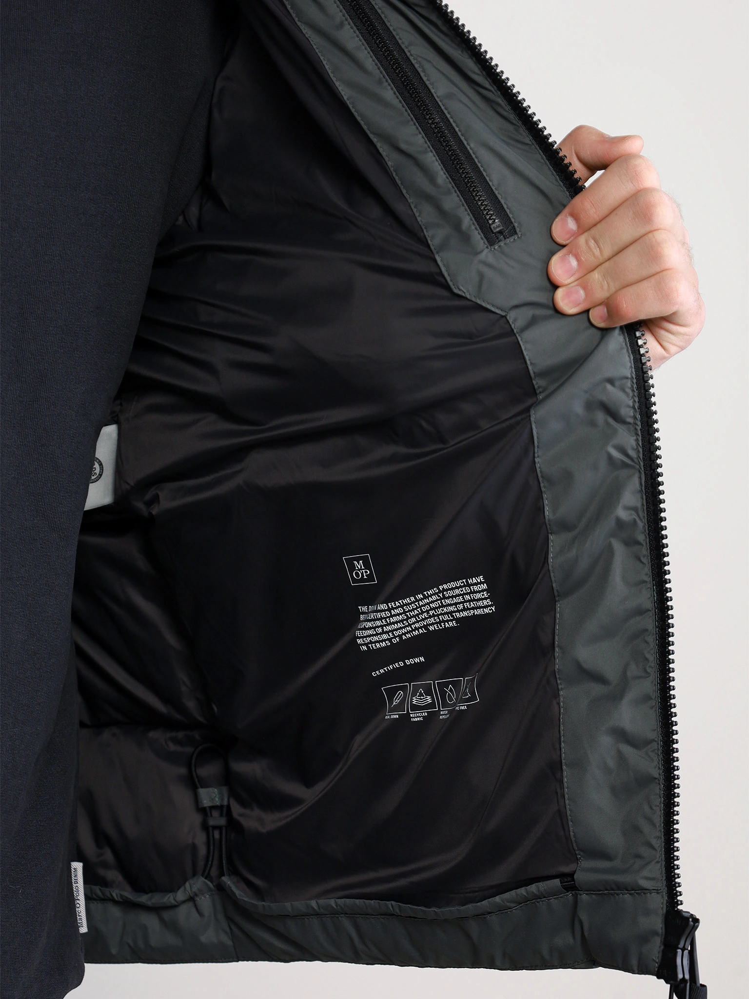 Куртка утепленная зеленого цвета с капюшоном